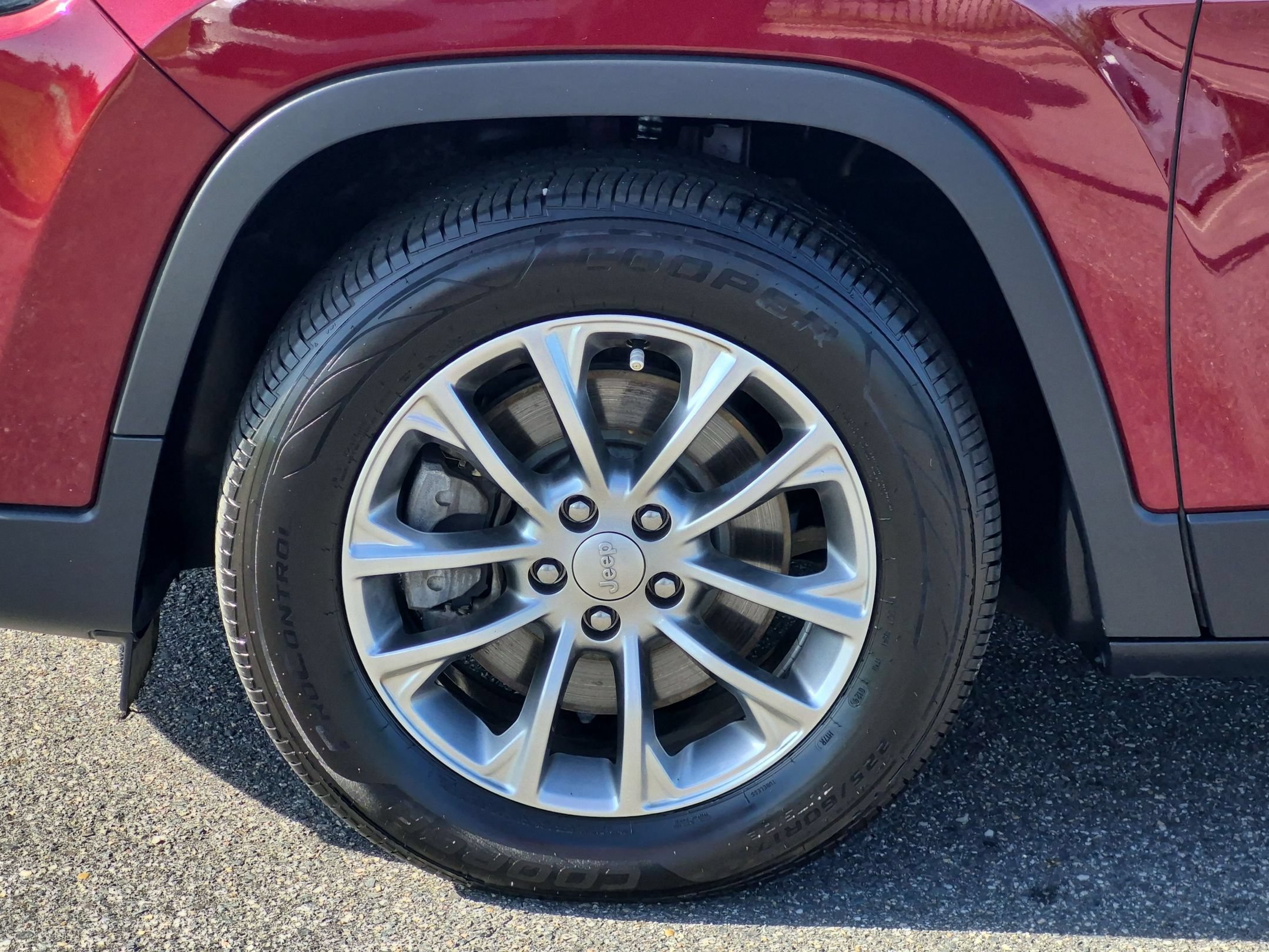 Used 2019 Jeep Cherokee Latitude Plus w/ Comfort/Convenience Group FWD image 10