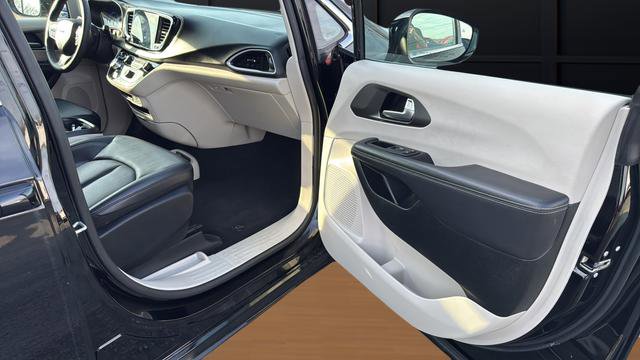 Used 2024 Chrysler Pacifica Touring-L image 33