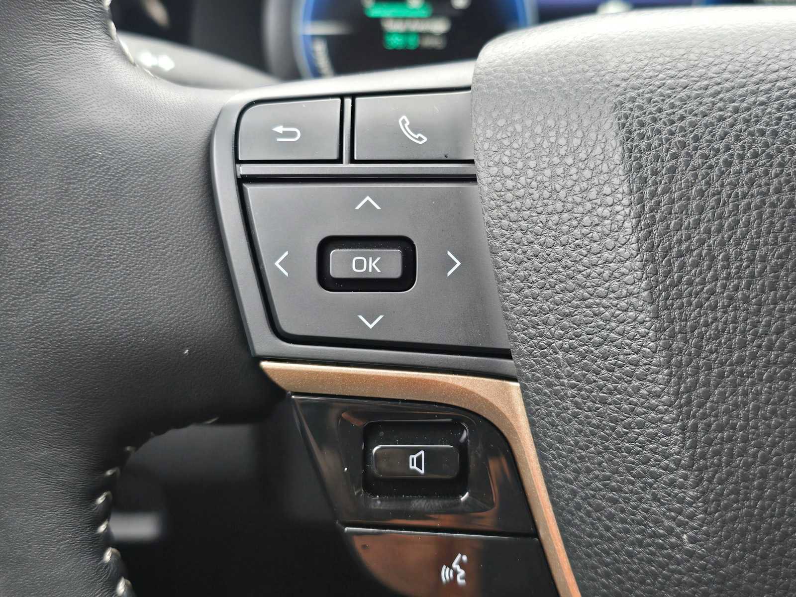 Used 2025 Toyota Crown Signia XLE image 30