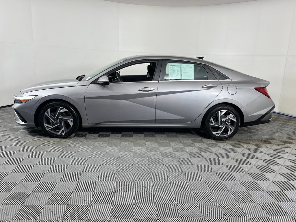 Used 2025 Hyundai Elantra SEL FWD image 2