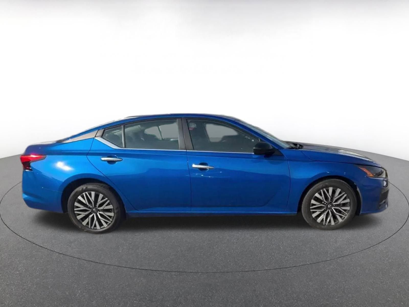Used 2025 Nissan Altima 2.5 SV FWD image 15