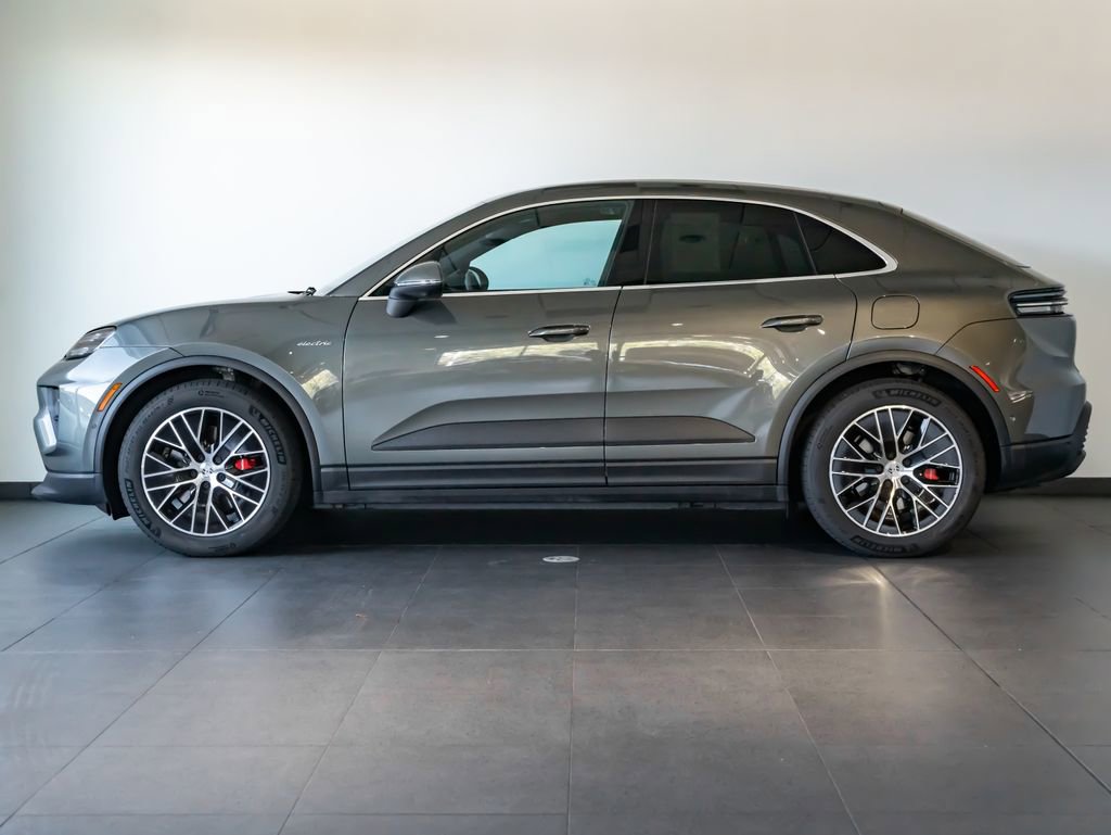 Certified 2025 Porsche Macan 4S Electric AWD/4WD image 2