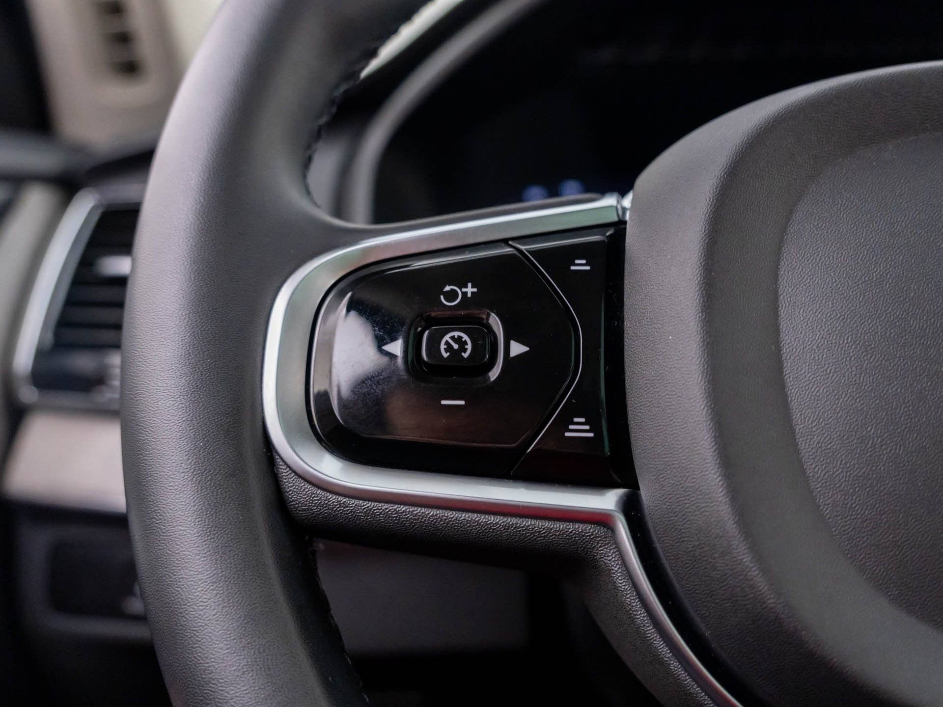 Used 2024 Volvo XC90 T8 Ultimate w/ Lounge Package image 33