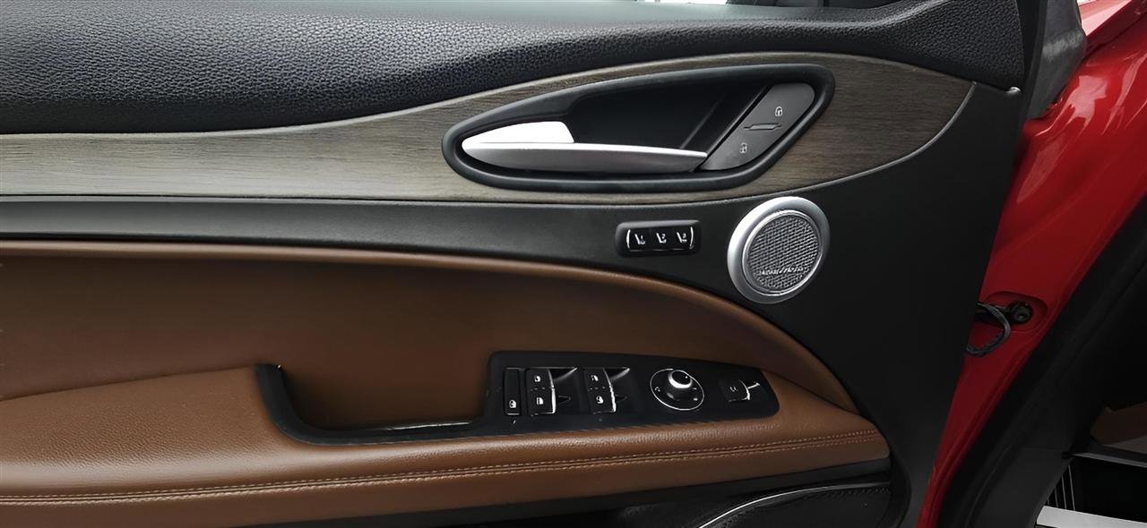 Used 2018 Alfa Romeo Stelvio Ti AWD/4WD image 9