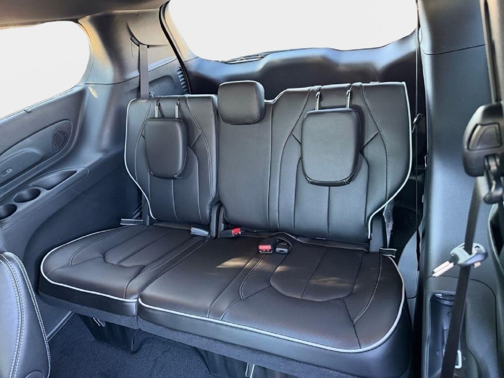 New 2026 Chrysler Pacifica Limited w/ Uconnect Theater Family Group FWD image 29