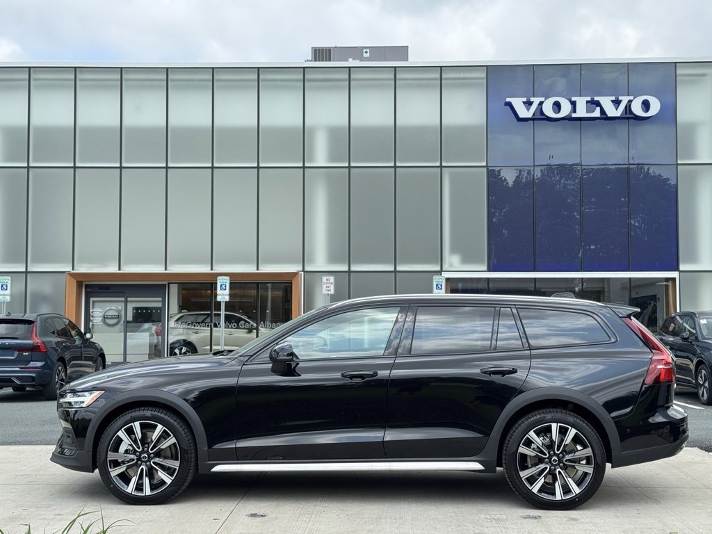 New 2026 Volvo V60 B5 Cross Country Ultra w/ Protection Package Premier image 9