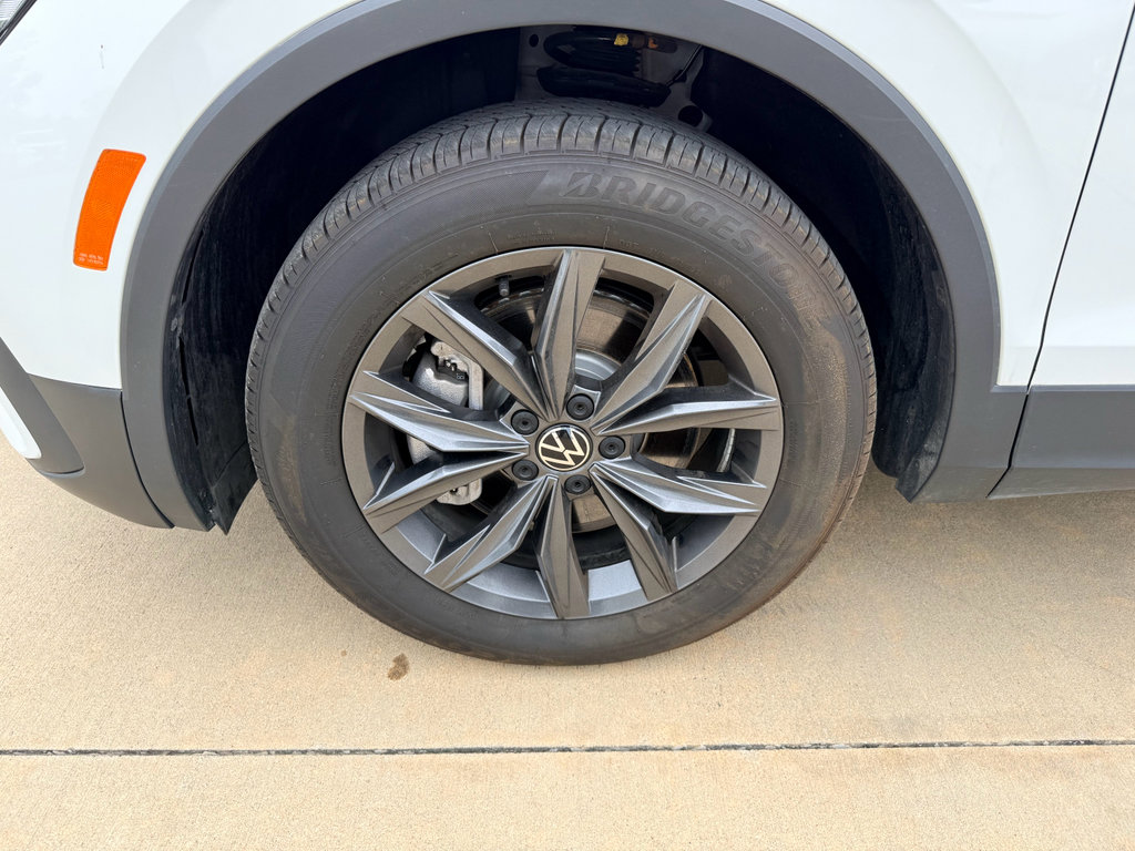 Used 2022 Volkswagen Tiguan SE w/ Panoramic Sunroof Package FWD image 30