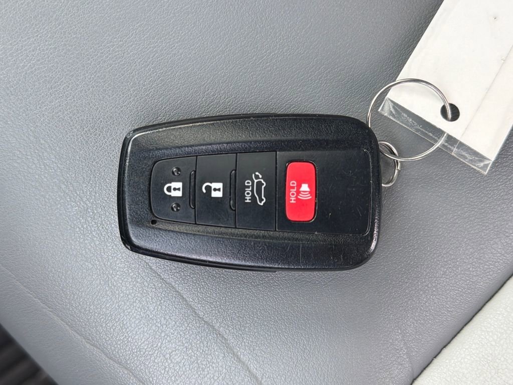 Used 2020 Toyota RAV4 XLE Premium image 26