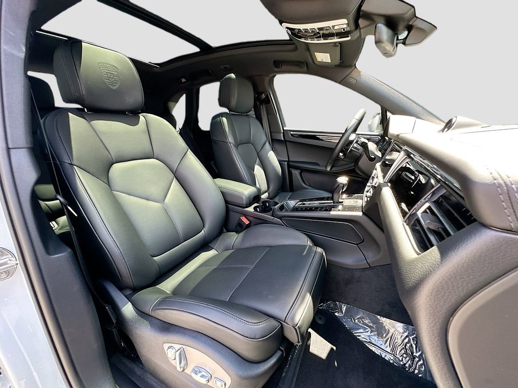 Certified 2026 Porsche Macan AWD/4WD image 30