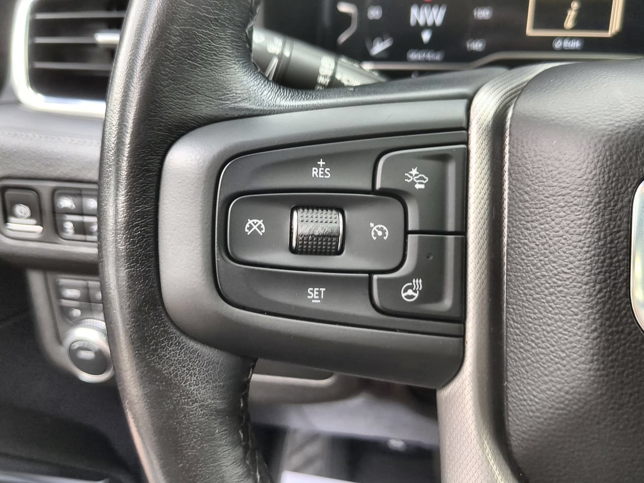 Used 2022 GMC Yukon XL Denali AWD/4WD image 35