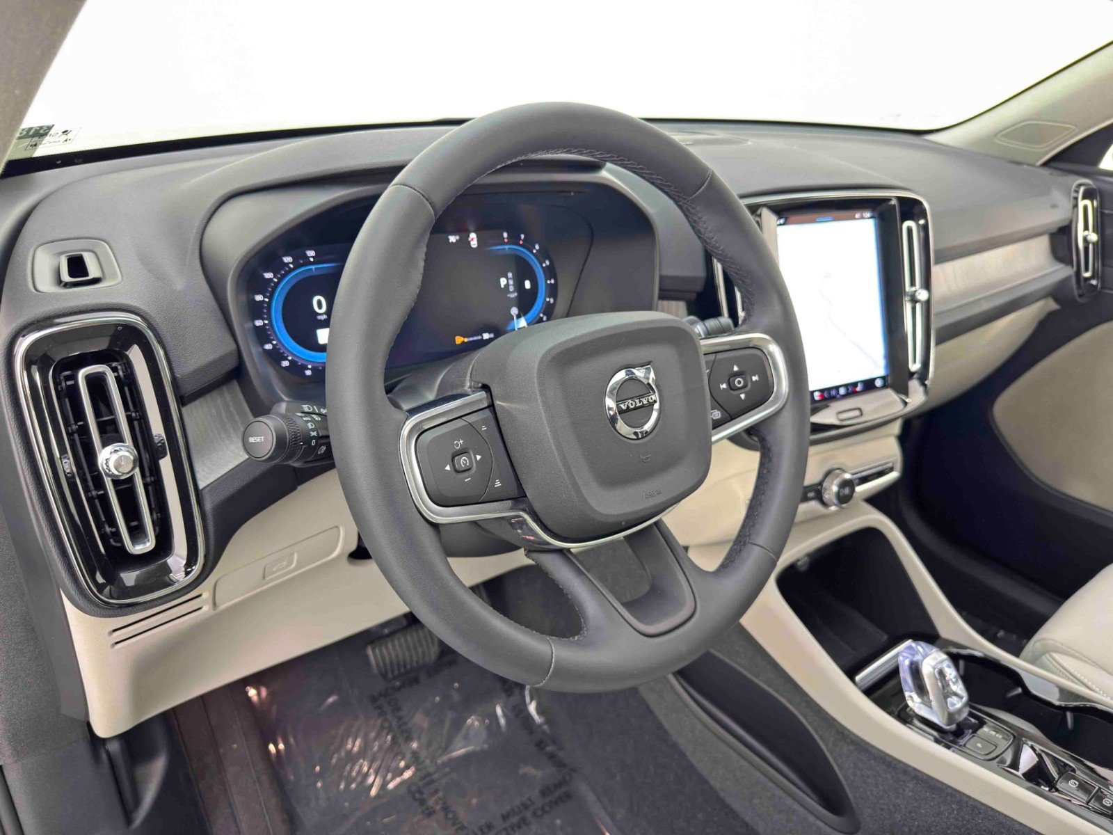 Used 2024 Volvo XC40 B5 Ultimate w/ Protection Package Premier image 14