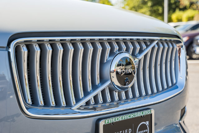 Certified 2025 Volvo XC90 B6 Plus w/ Protection Package Premier AWD/4WD image 13