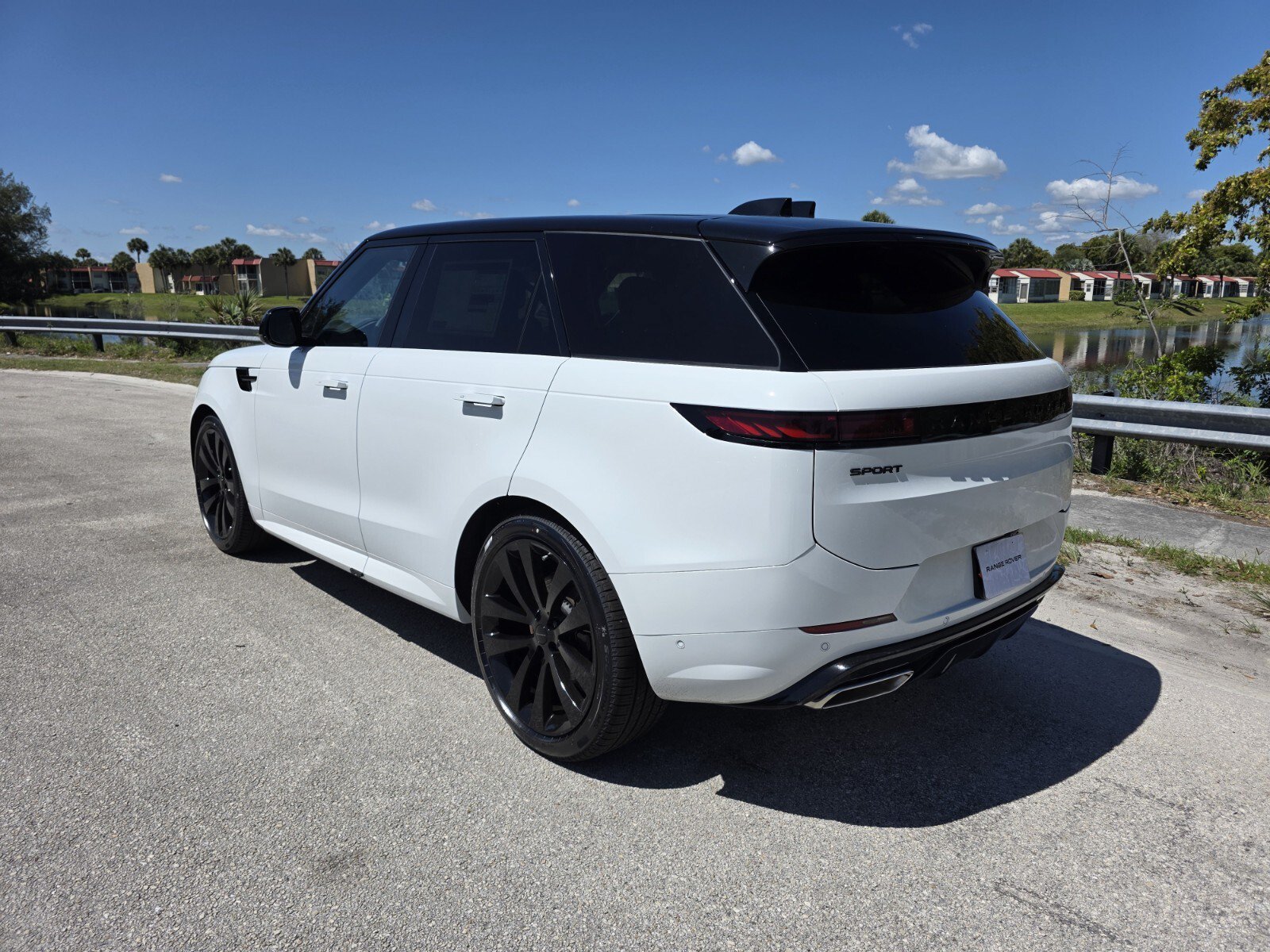 Used 2026 Land Rover Range Rover Sport Dynamic SE AWD/4WD image 2