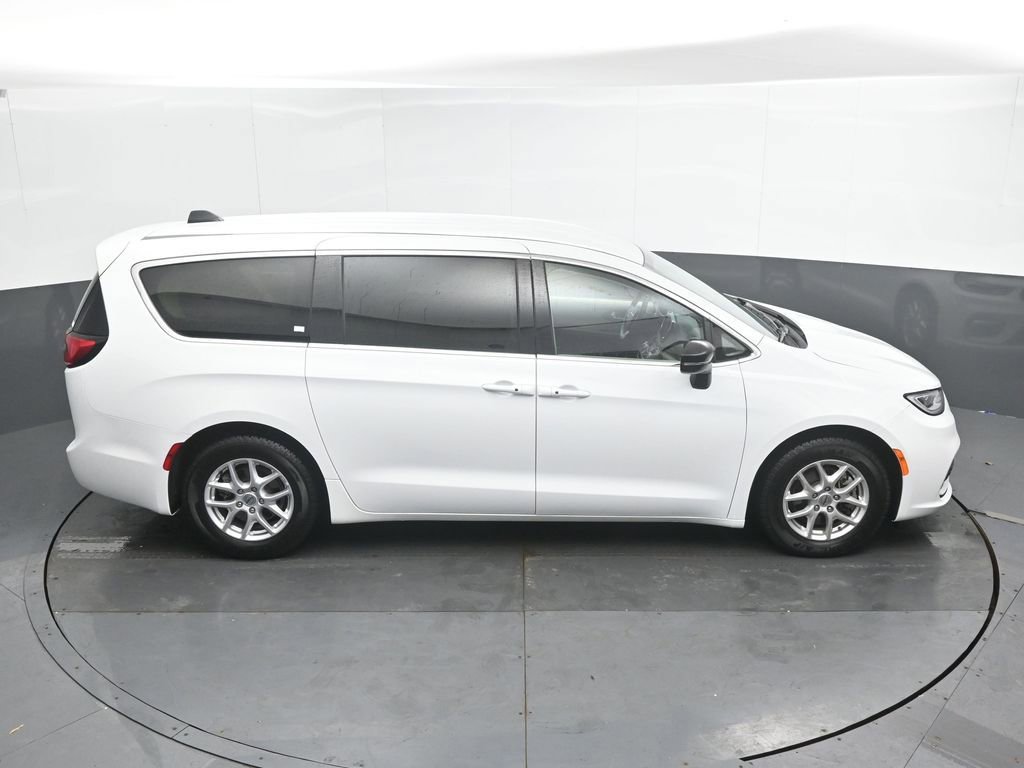Used 2024 Chrysler Pacifica Touring-L FWD image 33