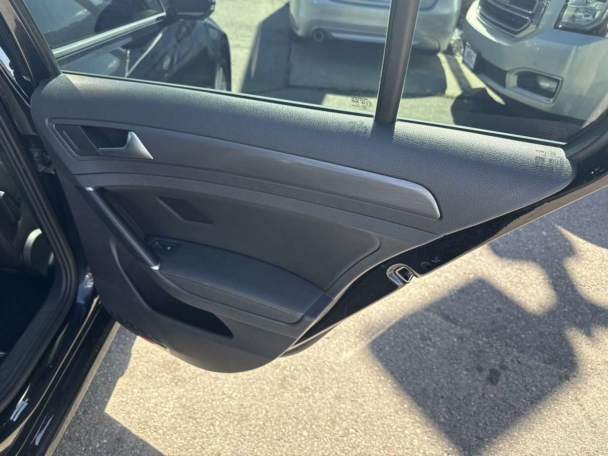 Used 2020 Volkswagen Golf 4-Door FWD image 18