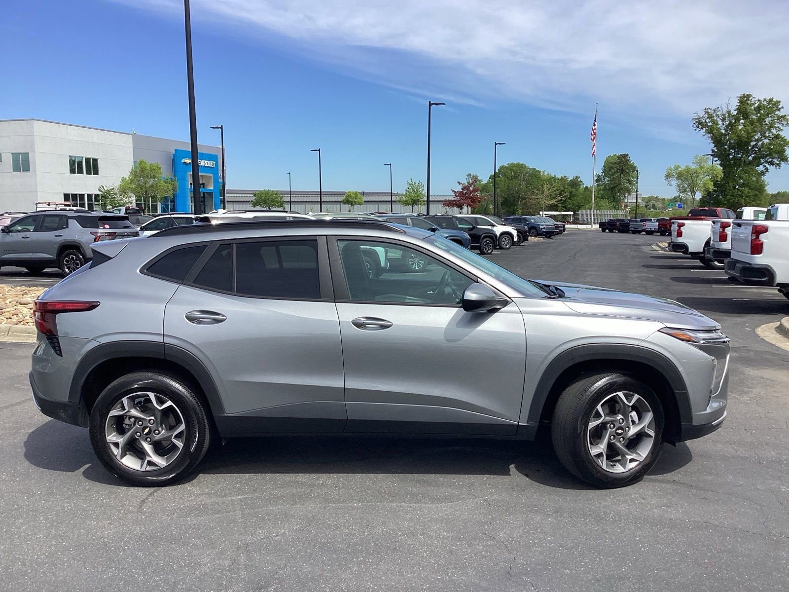 Used 2025 Chevrolet Trax LT w/ LT Convenience Package image 5