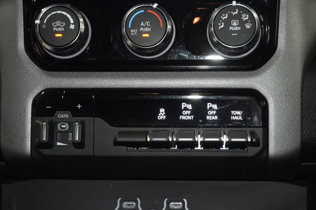 Used 2025 RAM 1500 Big Horn AWD/4WD image 27
