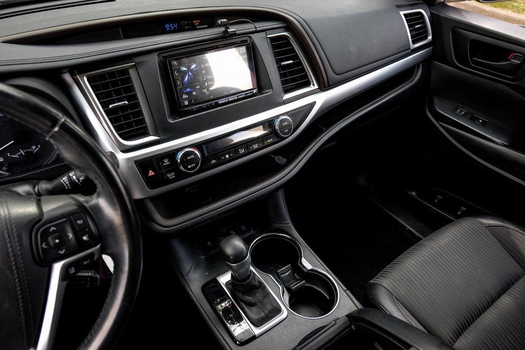 Used 2017 Toyota Highlander Plus image 31