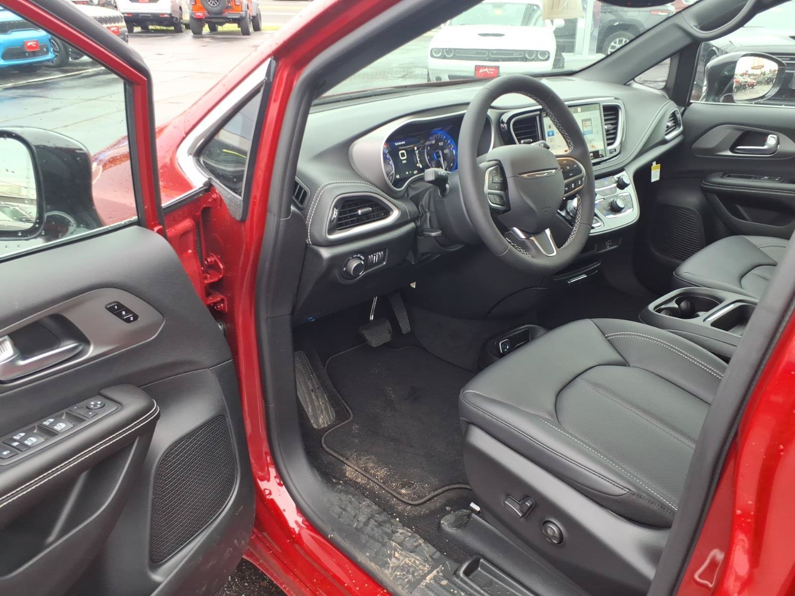 New 2027 Chrysler Pacifica Select AWD/4WD image 6