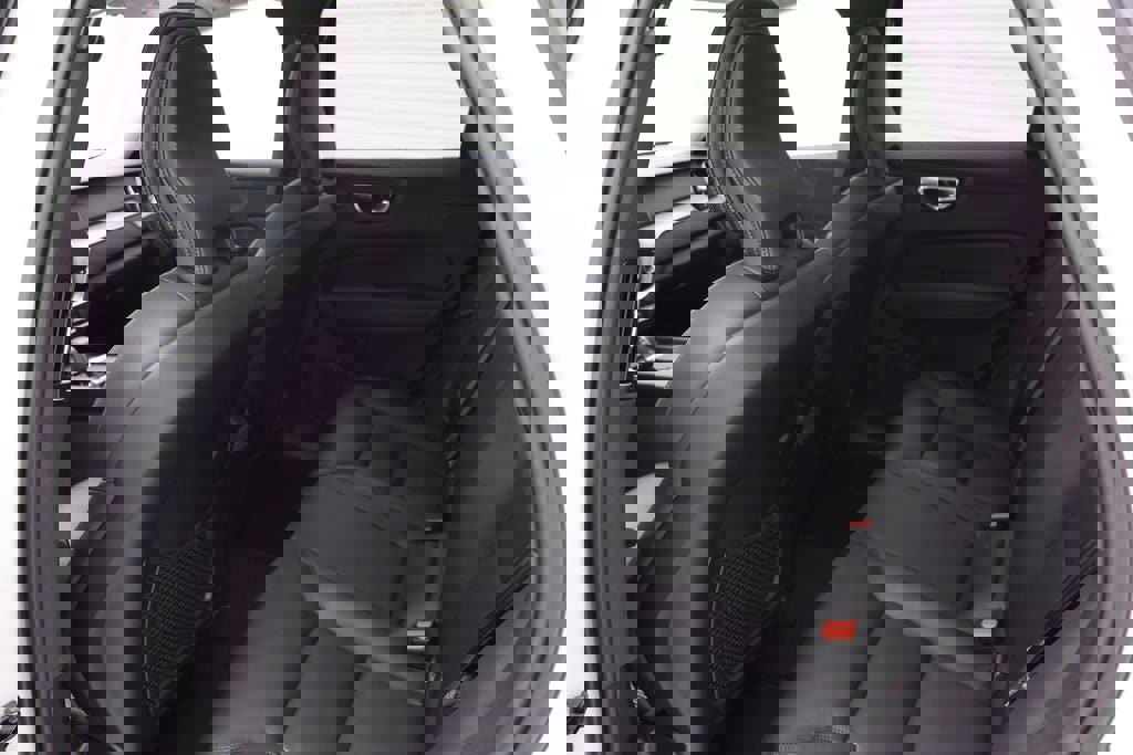 Used 2025 Volvo XC60 B5 Core image 11