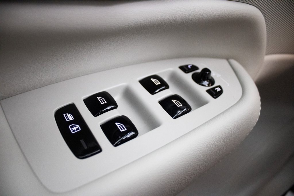 Certified 2025 Volvo XC90 T8 Plus w/ Protection Package Premier image 22