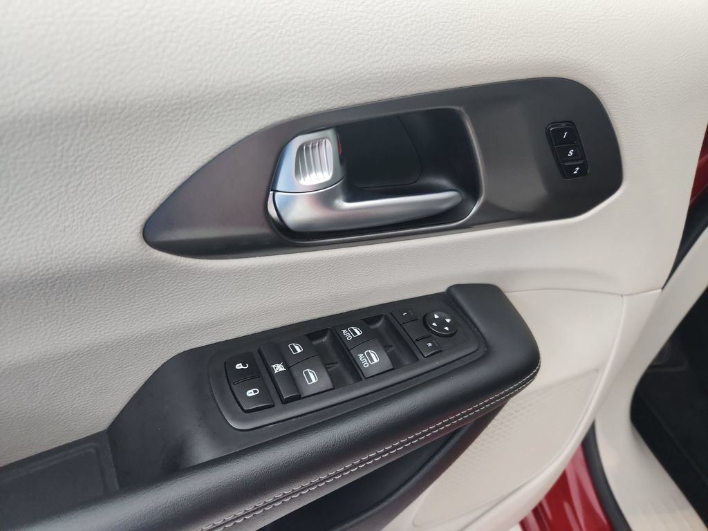 Used 2024 Chrysler Pacifica Touring-L FWD image 24