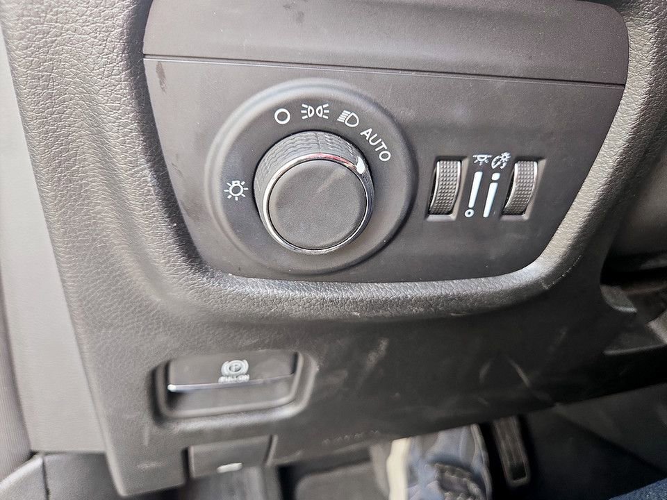 Used 2025 Jeep Grand Cherokee Altitude AWD/4WD image 21