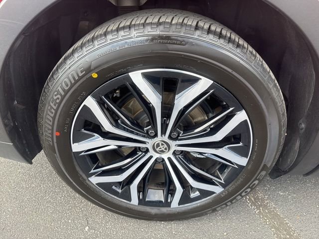 Used 2023 Toyota Crown Limited image 14