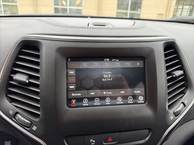 Used 2019 Jeep Cherokee Latitude Plus w/ Cold Weather Group image 20