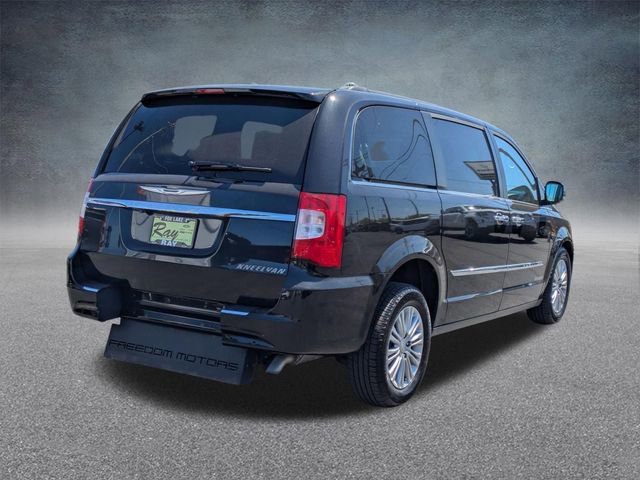 Used 2016 Chrysler Town & Country Touring-L w/ Driver Convenience Group FWD image 3
