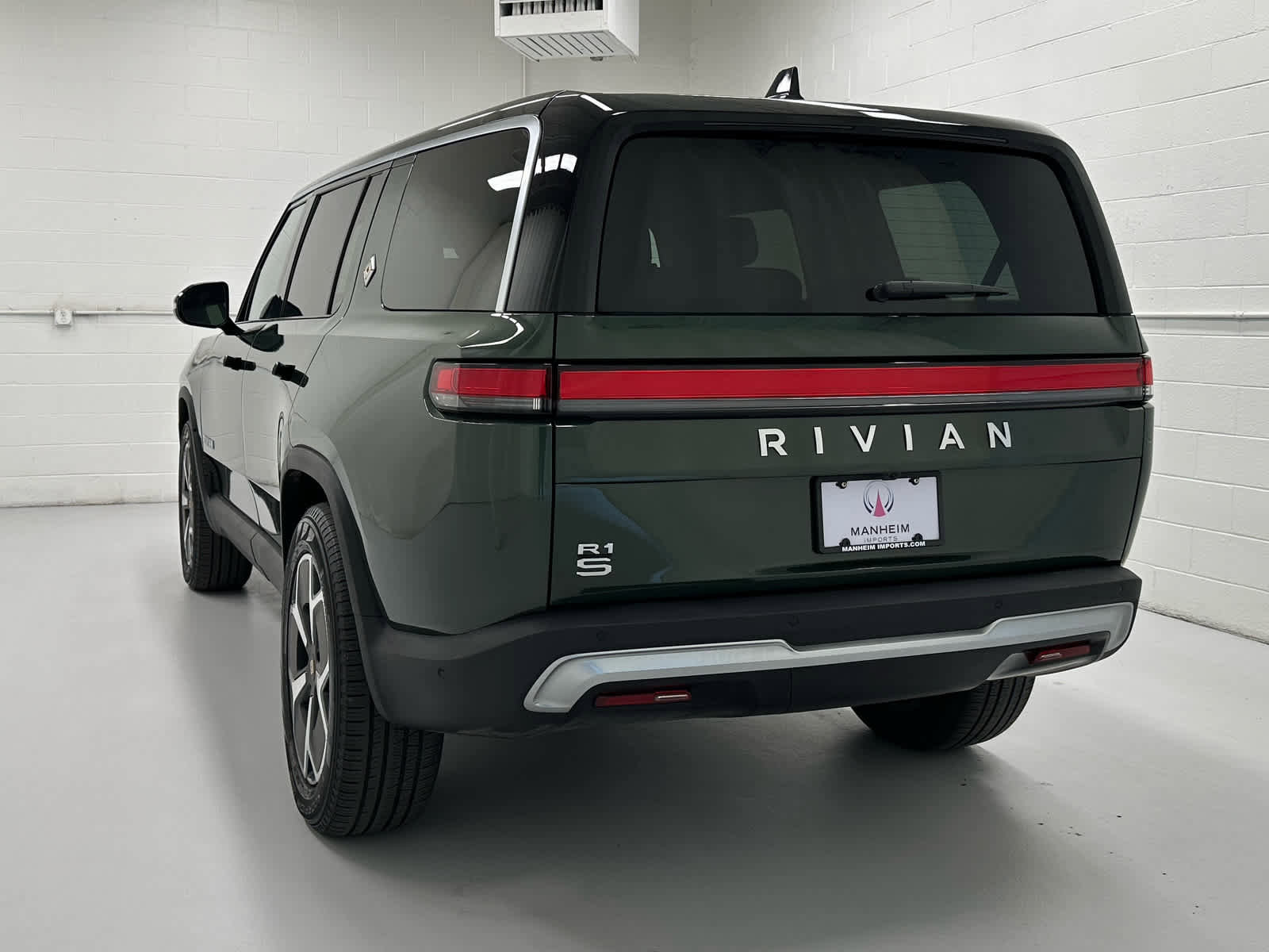 Used 2024 Rivian R1S Adventure image 8