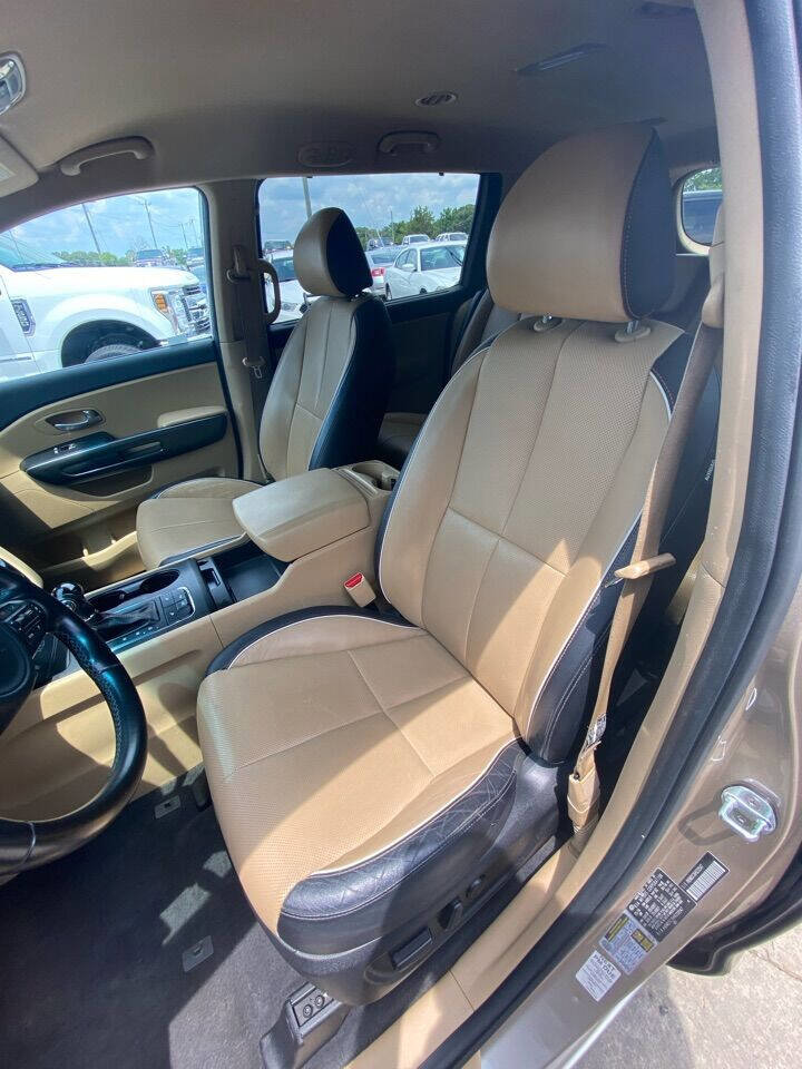 Used 2017 Kia Sedona LX w/ LX Essentials Premium Package FWD image 11