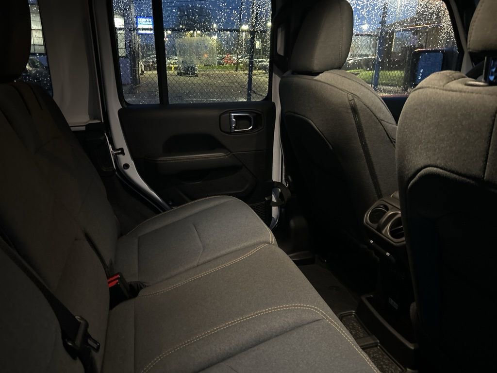 Used 2025 Jeep Wrangler Unlimited Sahara image 11