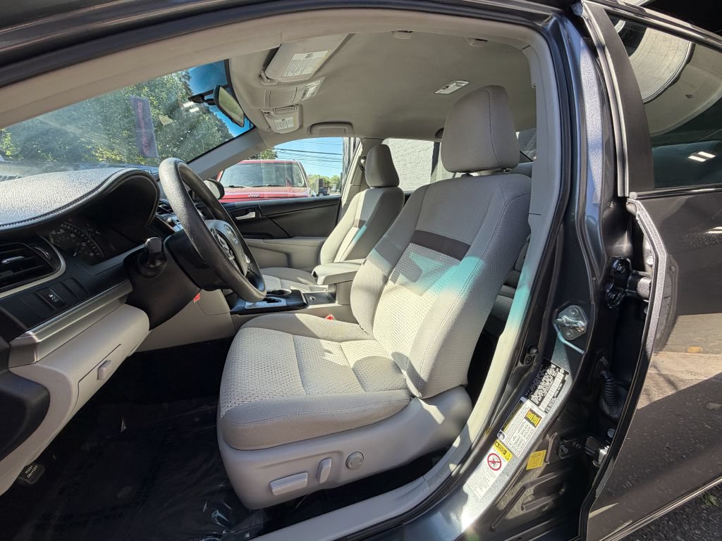 Used 2014 Toyota Camry LE FWD image 13