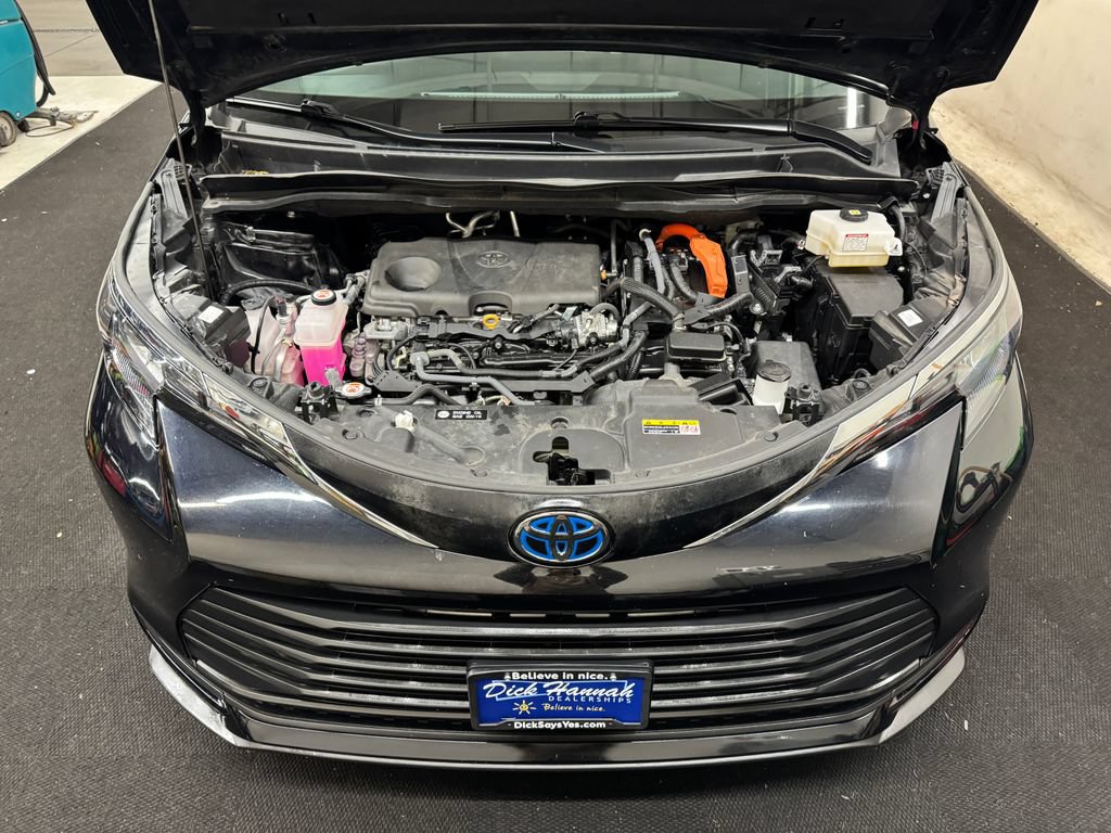 Used 2024 Toyota Sienna LE AWD/4WD image 11