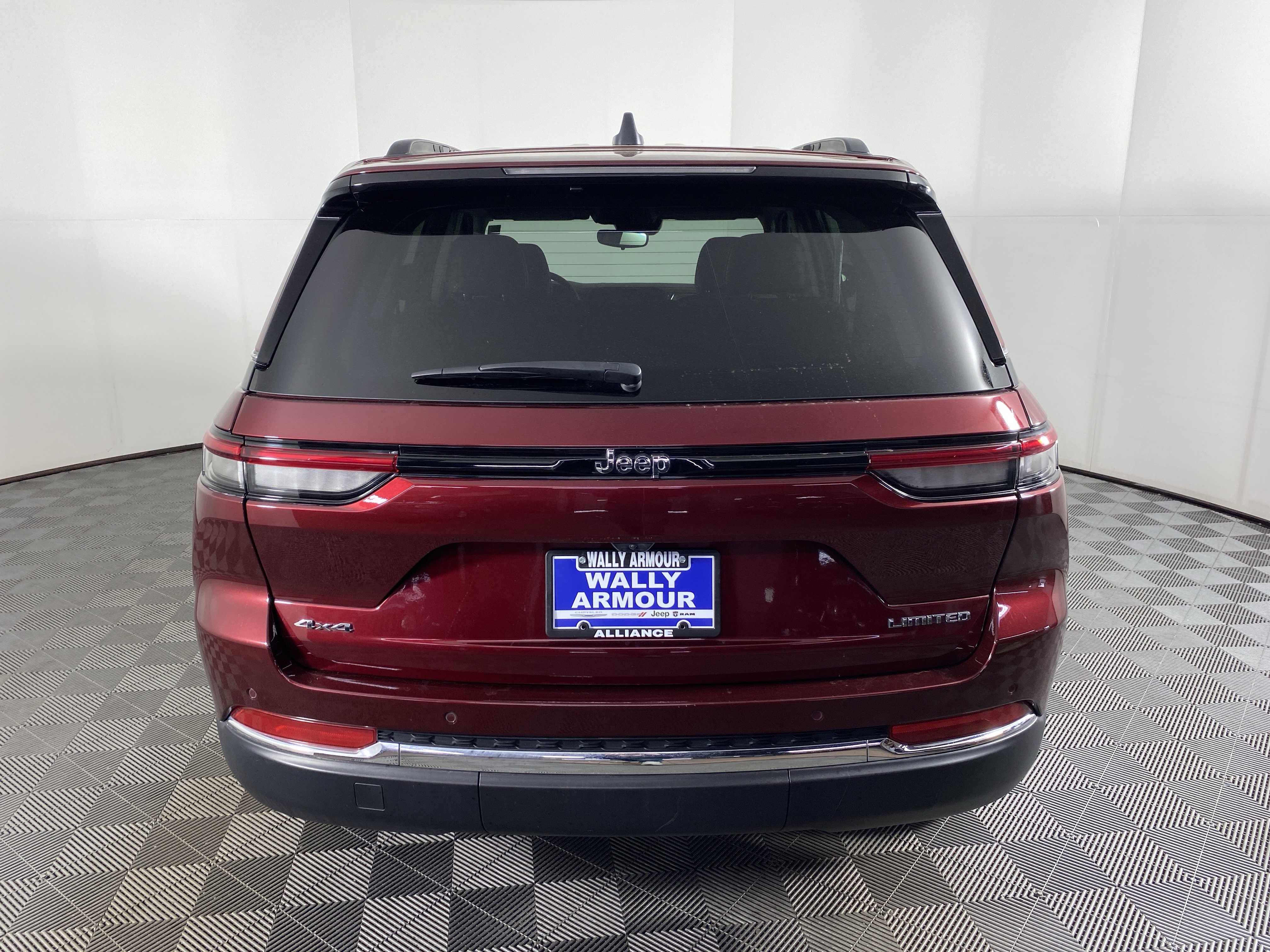 Used 2023 Jeep Grand Cherokee Limited AWD/4WD image 9