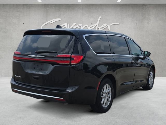 Used 2023 Chrysler Pacifica Touring-L FWD image 16