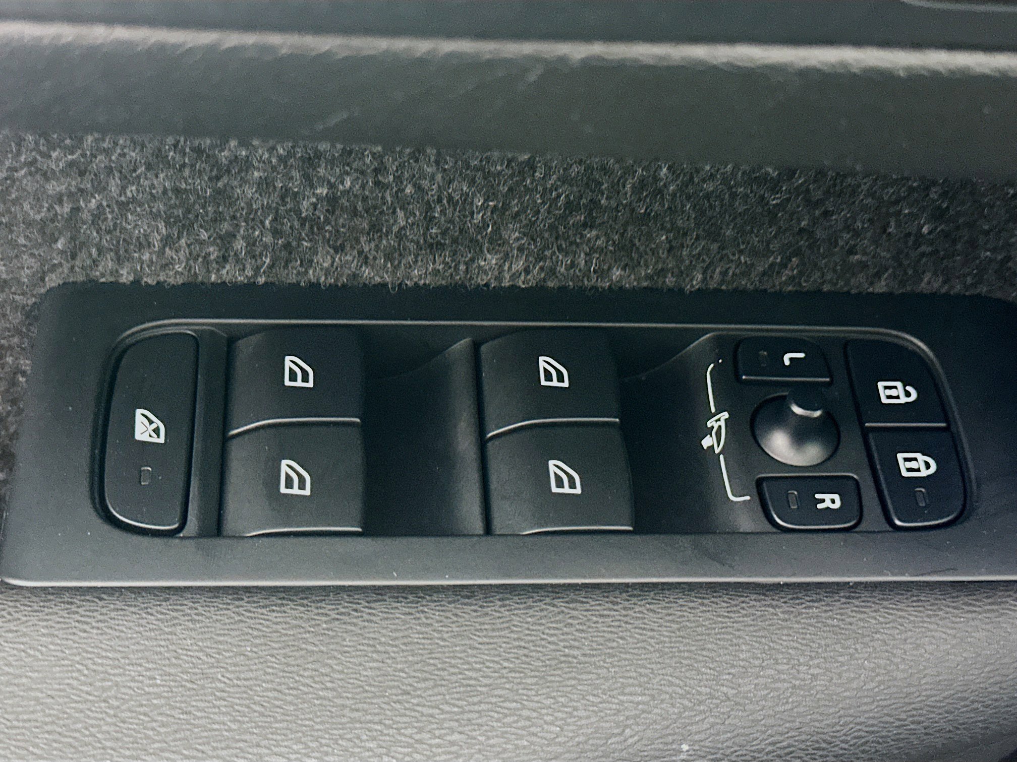 Used 2024 Volvo XC40 B5 Core image 15