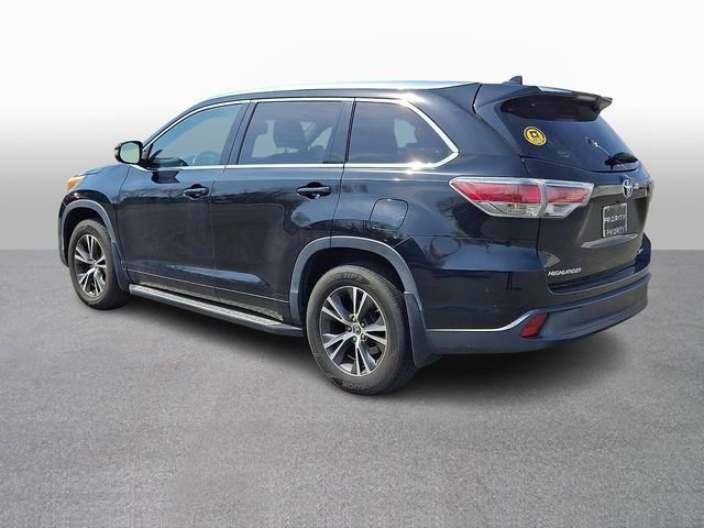 Used 2016 Toyota Highlander XLE w/ Four Season Floor Mat Package image 6
