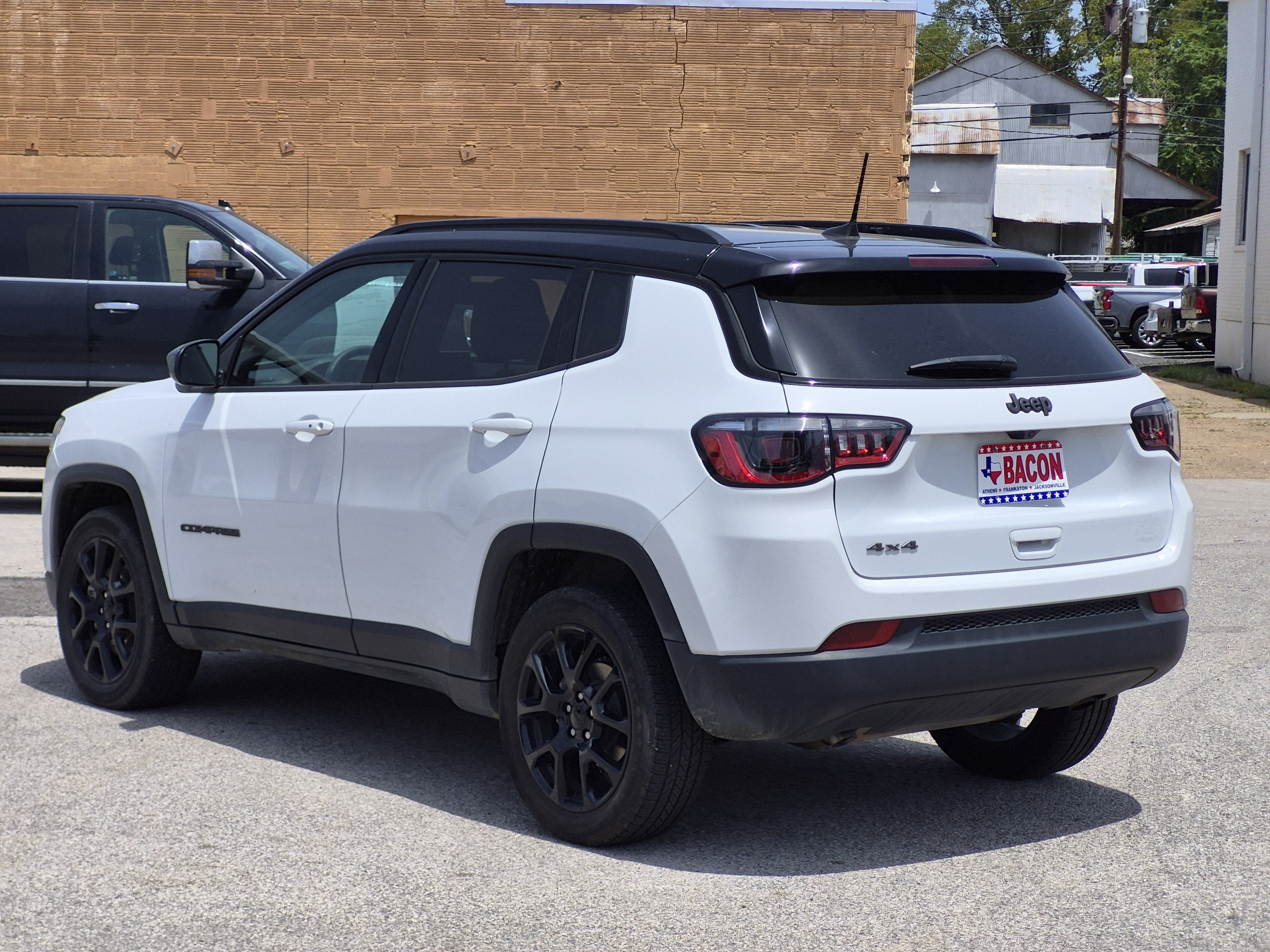 Used 2024 Jeep Compass Latitude w/ Convenience Group AWD/4WD image 4