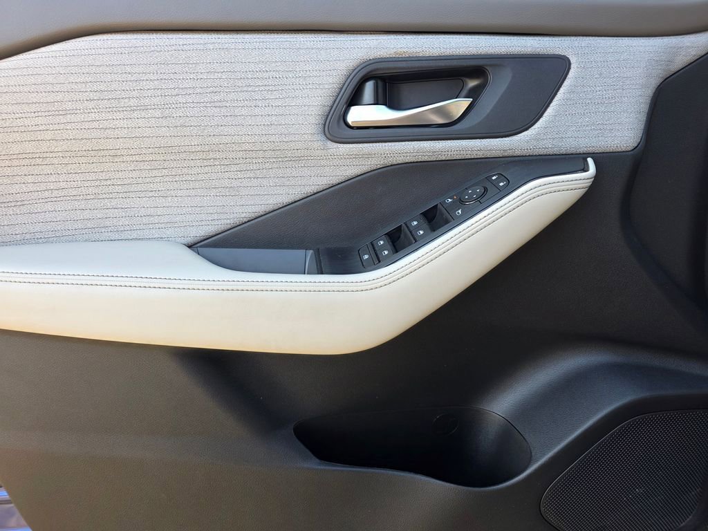 Used 2023 Nissan Rogue SV image 14