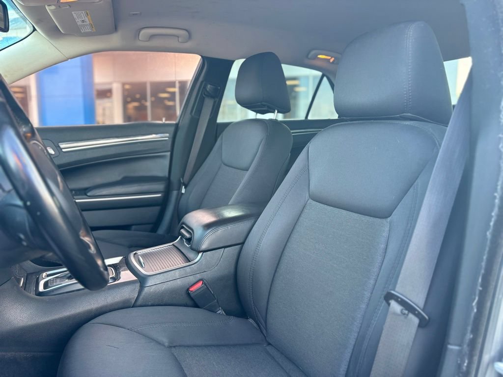 Used 2019 Chrysler 300 Touring w/ Chrome Appearance Package RWD image 10