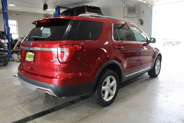 Used 2017 Ford Explorer XLT w/ Equipment Group 202A AWD/4WD image 9
