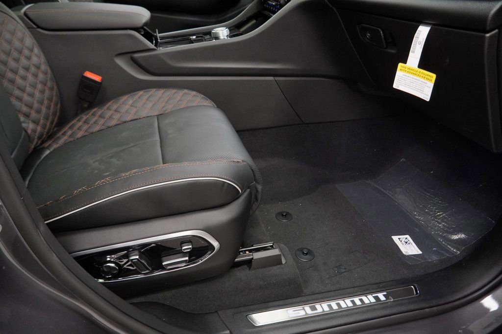 New 2025 Jeep Grand Cherokee L Summit w/ Obsidian Package image 39