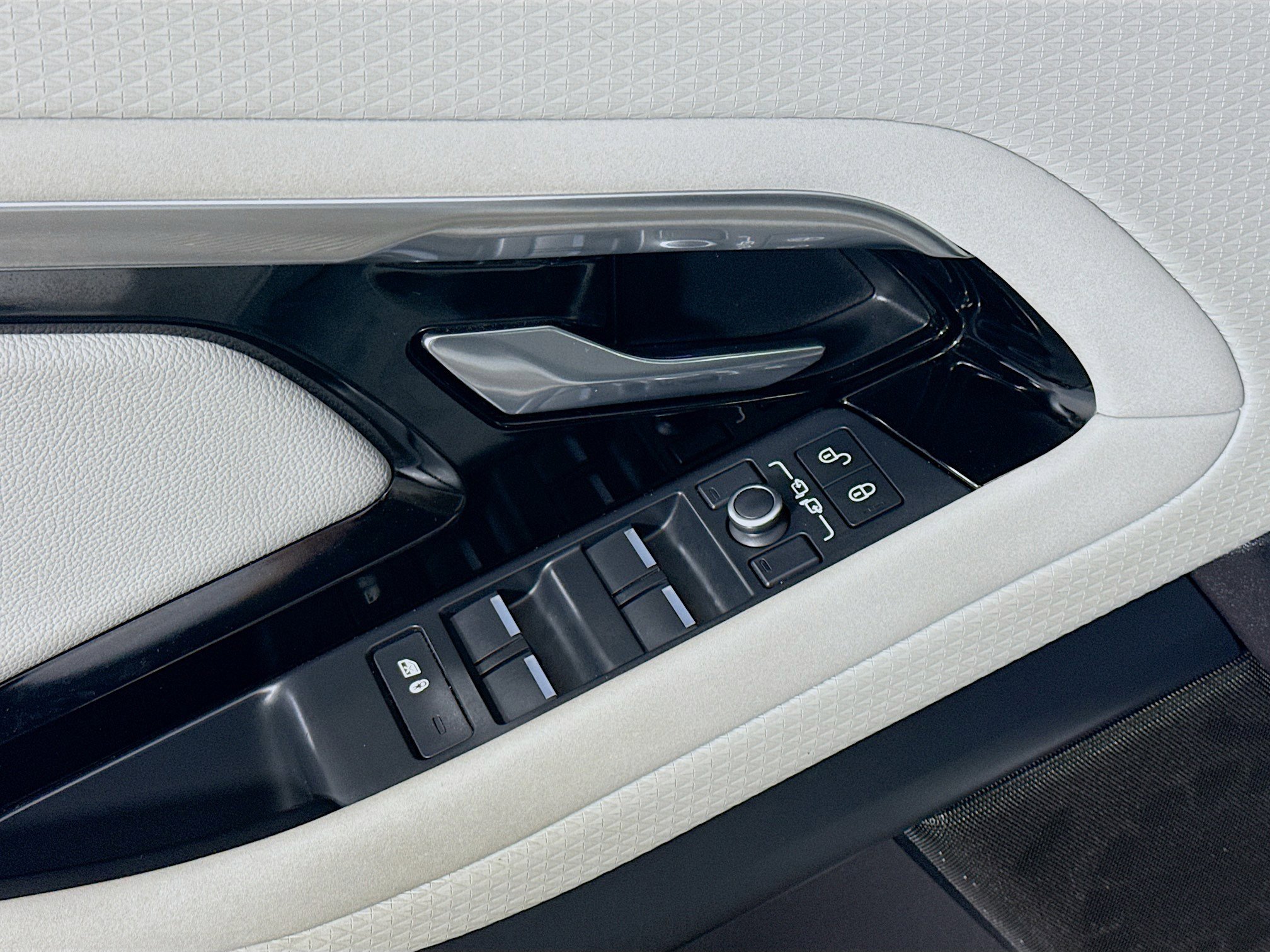 Used 2020 Land Rover Range Rover Evoque R-Dynamic S image 23