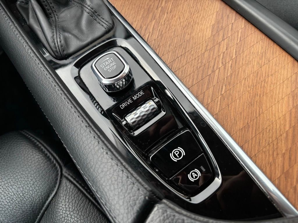 Used 2021 Volvo XC90 T6 Momentum w/ Protection Package Premier image 12
