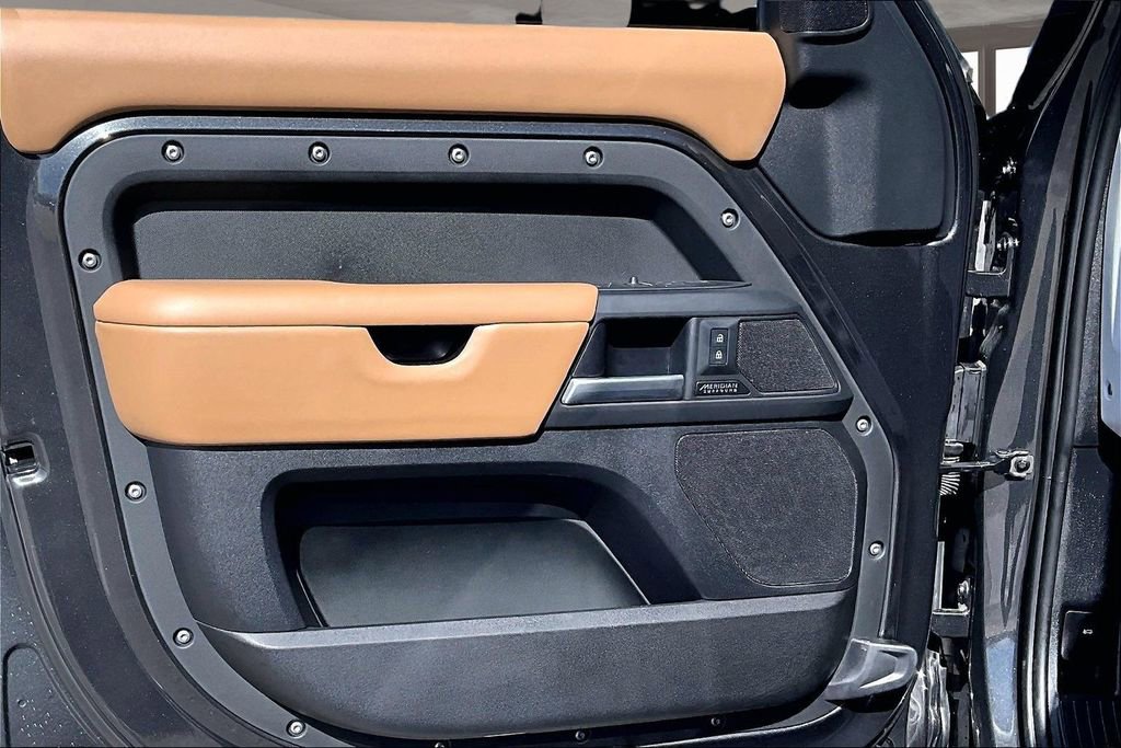 Used 2025 Land Rover Defender 110 X-Dynamic SE image 18