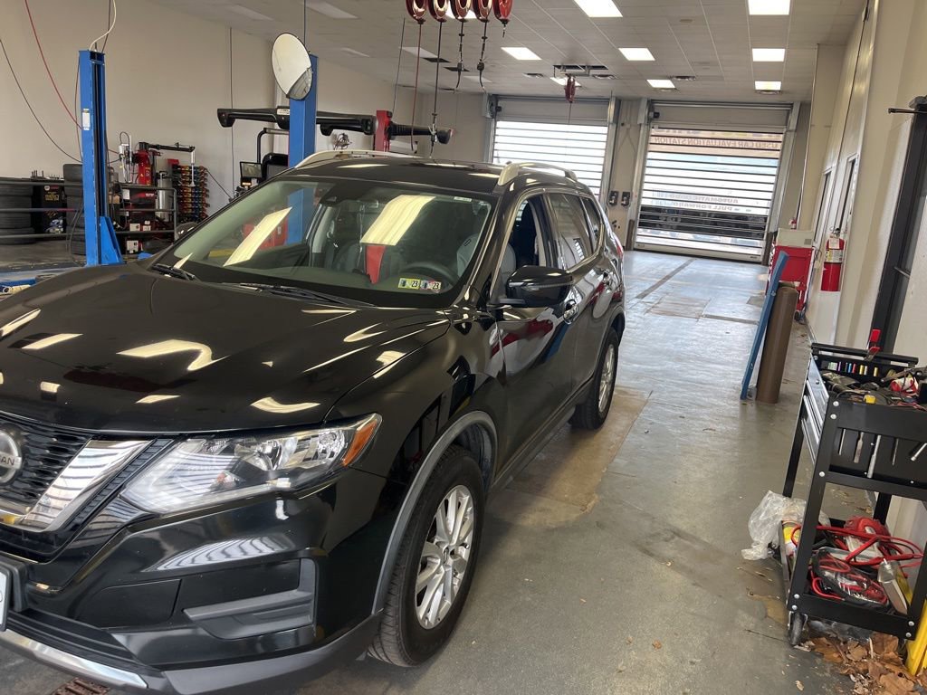 Used 2019 Nissan Rogue SV image 2