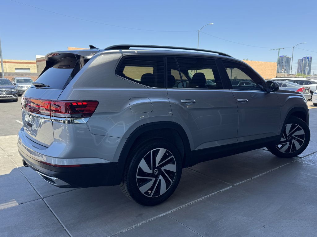 Used 2024 Volkswagen Atlas SE w/ Panoramic Sunroof Package image 4