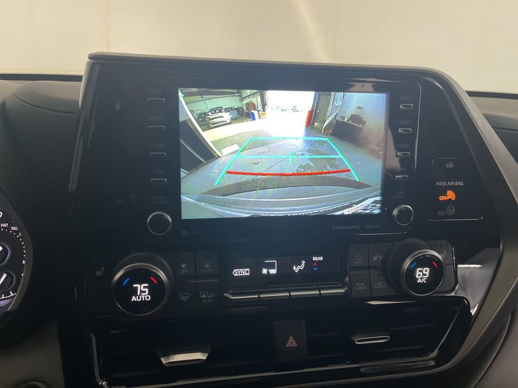 Used 2022 Toyota Highlander XLE AWD/4WD image 73